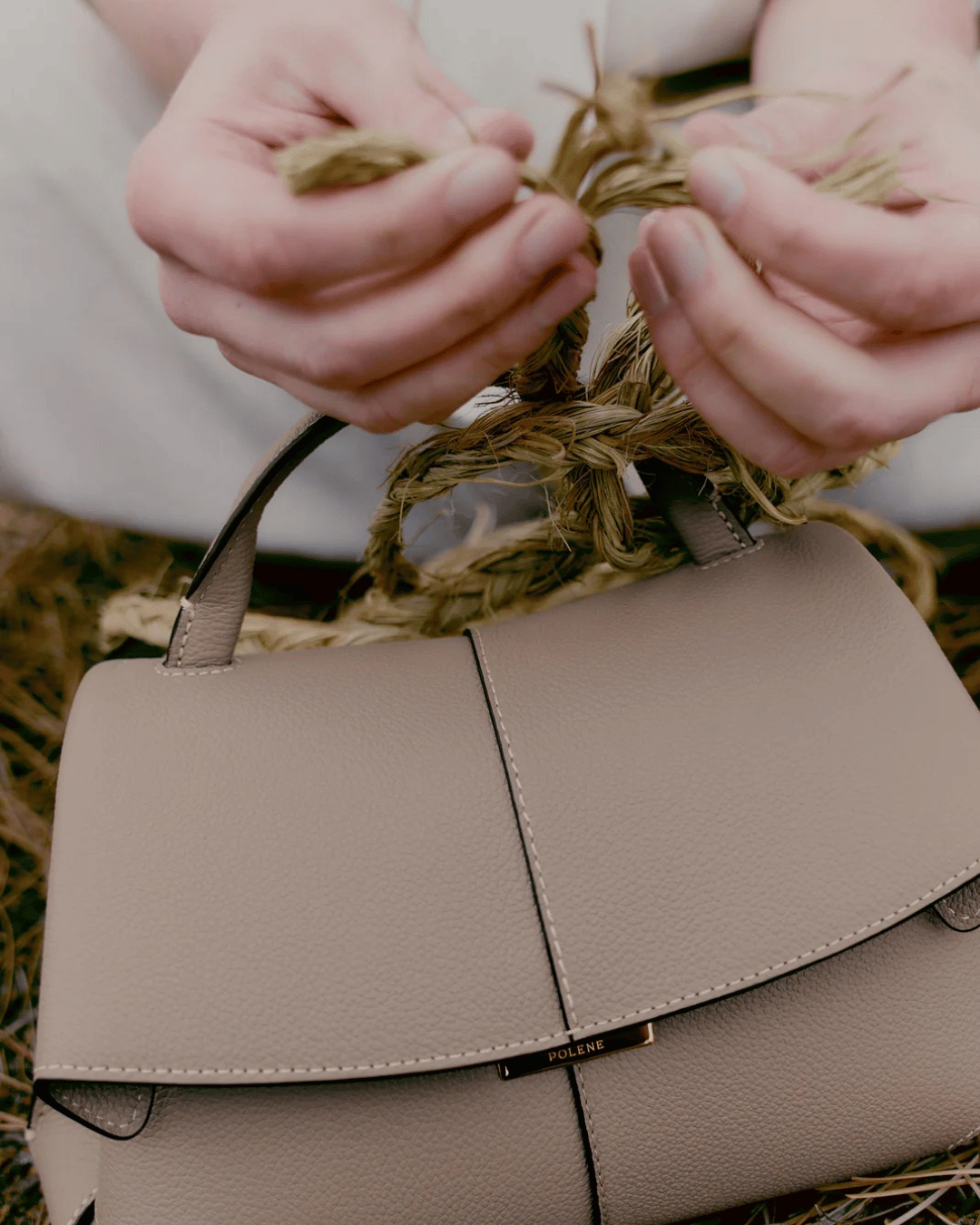 Borsa a mano e a tracolla Valersia con patta Polène Mokki Belle | Elegante e versatile