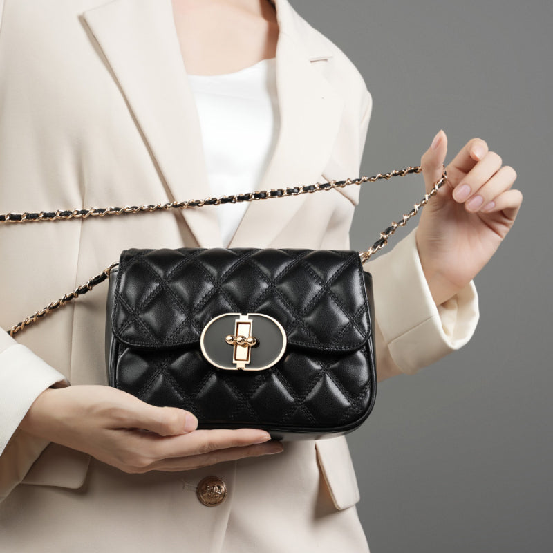 Valersia Chic Allure Crossbody | Quilted shoulder bag with chain and oval clasp