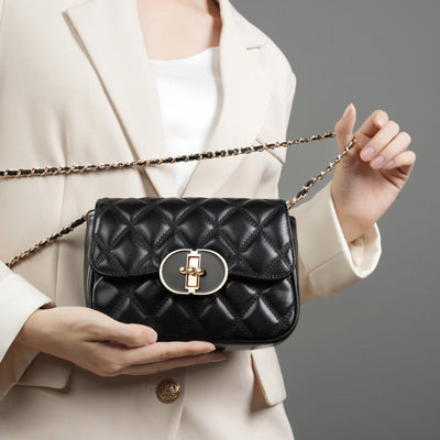 Valersia Chic Allure Crossbody | Quilted shoulder bag with chain and oval clasp