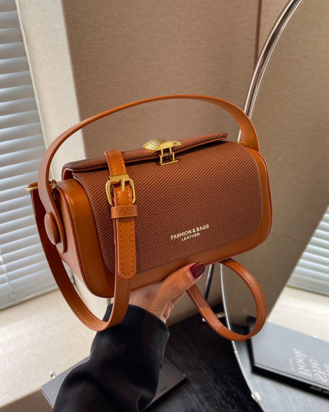 Valersia Retro II shoulder bag with coloured fabric flap | Elegant and functional design