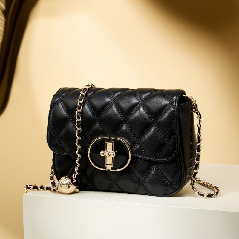 Valersia Chic Allure Crossbody | Quilted shoulder bag with chain and oval clasp