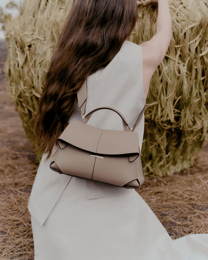 Borsa a mano e a tracolla Valersia con patta Polène Mokki Belle | Elegante e versatile