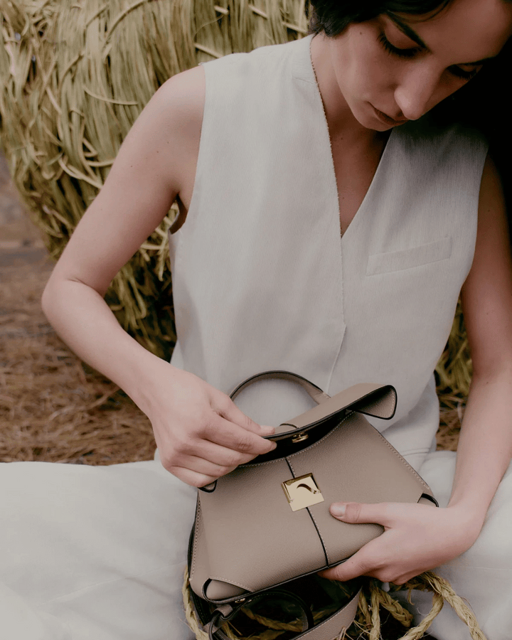 Borsa a mano e a tracolla Valersia con patta Polène Mokki Belle | Elegante e versatile